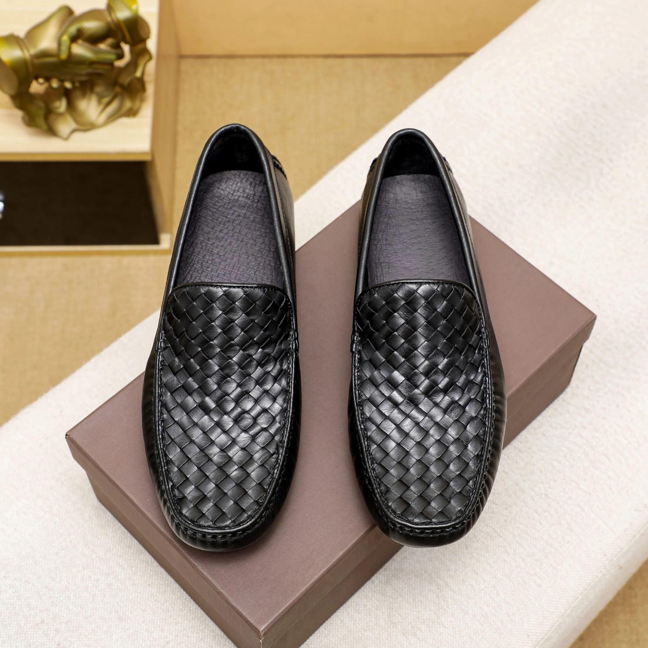 Factory price: 400￥🔥BV, high quality, the upper is made of imported first-layer soft cowhide genuine weaving + pigskin lining + the latest hardware buckle, the official website is 1:1 and the sole is only used for the sole. Rubber-resistant rubber outsole, counter quality 🙏 Customized for trendy men. Versatile style 💋Picture is black. Optional, code number: 38-44…